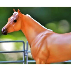 Breyer's Palomino: Traditional Ideal Series -Equestrian equipment Breyer Traditional Ideal Series Palomino 2