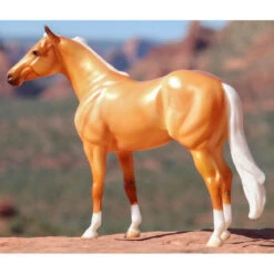 Breyer's Palomino: Traditional Ideal Series -Equestrian equipment Breyer Traditional Ideal Series Palomino 3